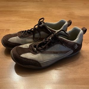 Vintage Penguin sneakers with original second-color of laces